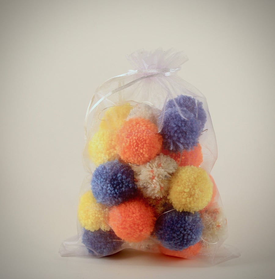 20 pom-pom LED lights in Bright orange, yellow, bright blue and Tuttifrutti