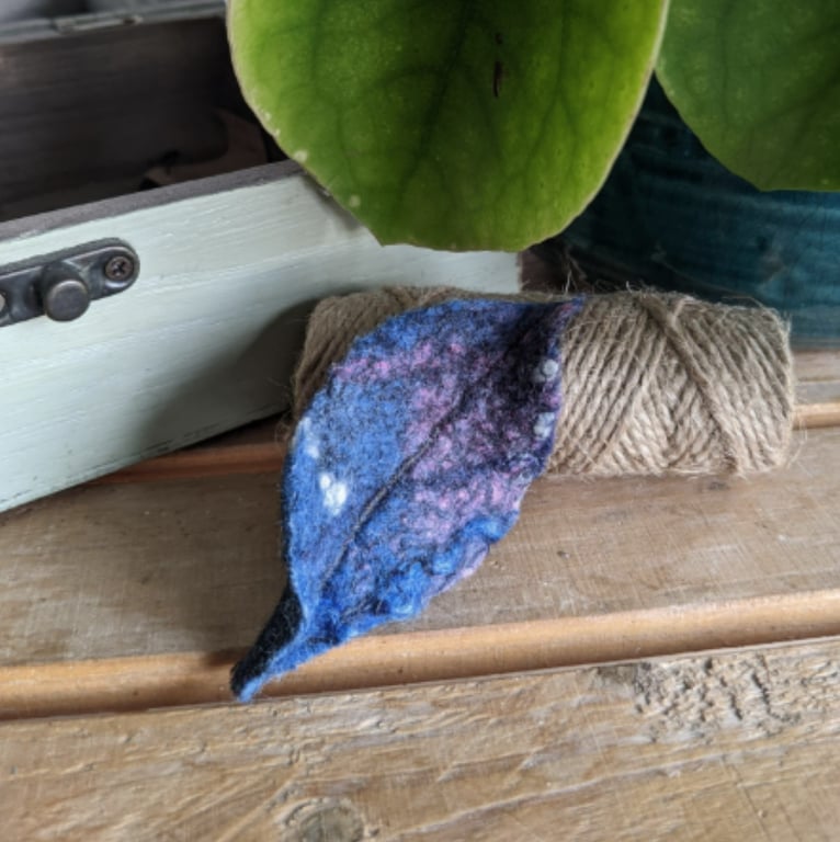 Felted leaf brooch : blue and pink