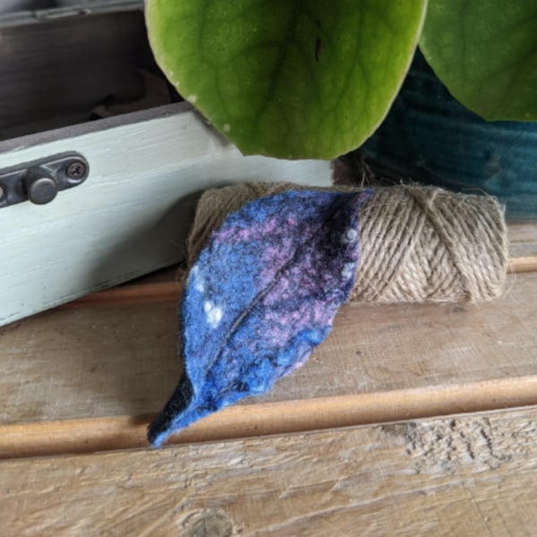 Felted leaf brooch : blue and pink