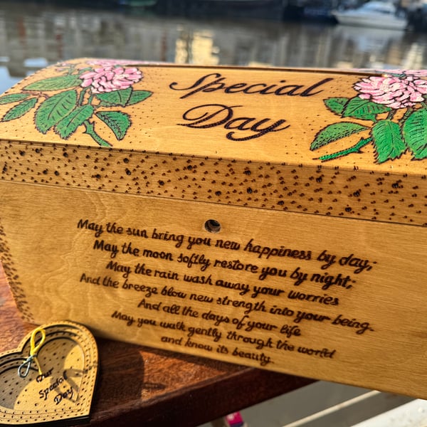 Wedding card box, floral design, lockable, can be personalised and customised 