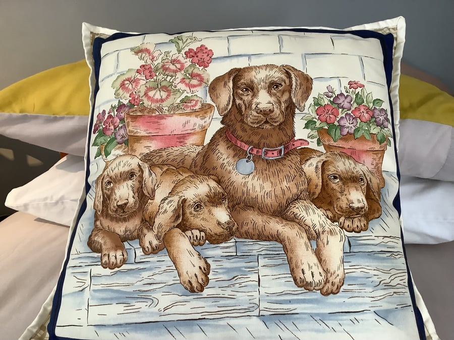  Square scatter cushion with print featuring a sweet dog family.