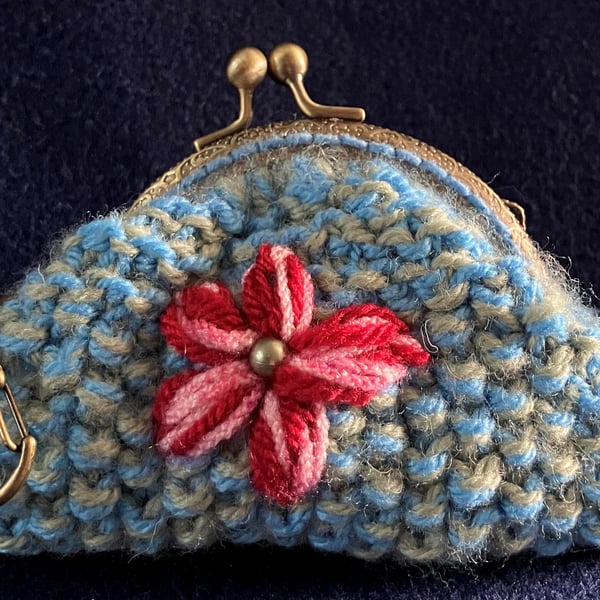 Vintage Style purse with an antique brass click shut clasp and clip