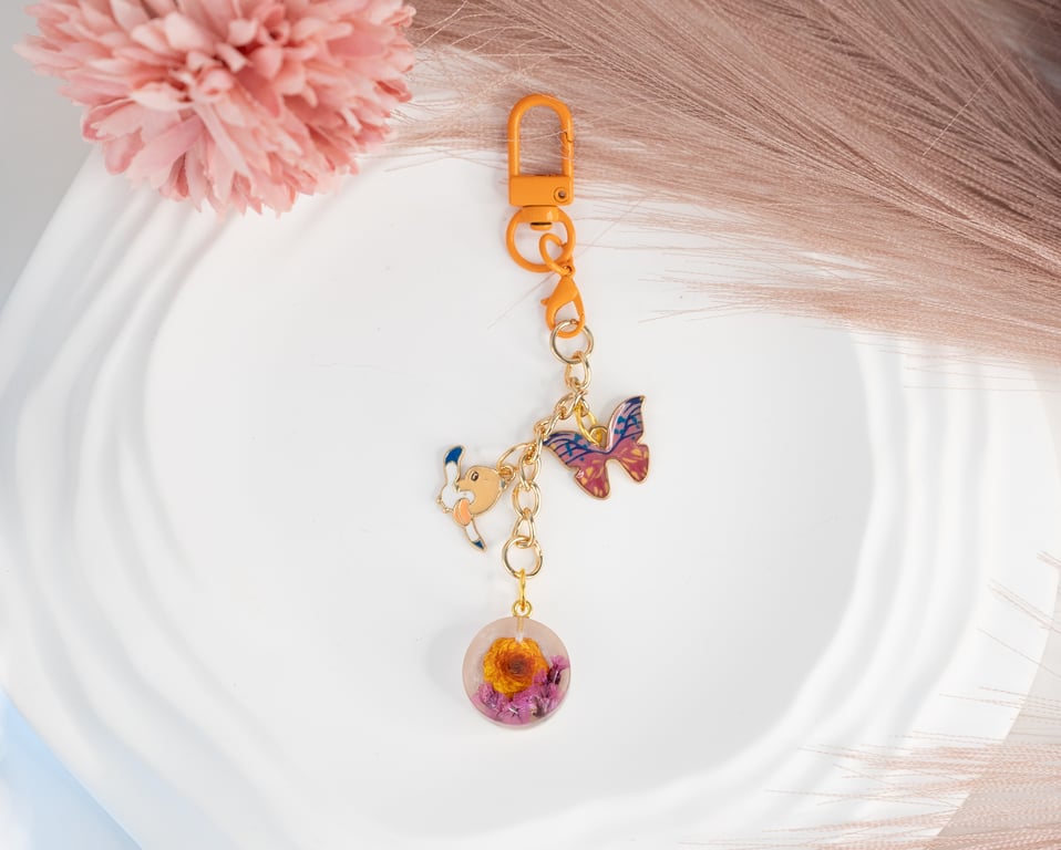 Kawaii capybara keychain with pressed flowers Cute enamel bag charm butterfly