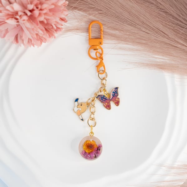 Kawaii capybara keychain with pressed flowers Cute enamel bag charm butterfly