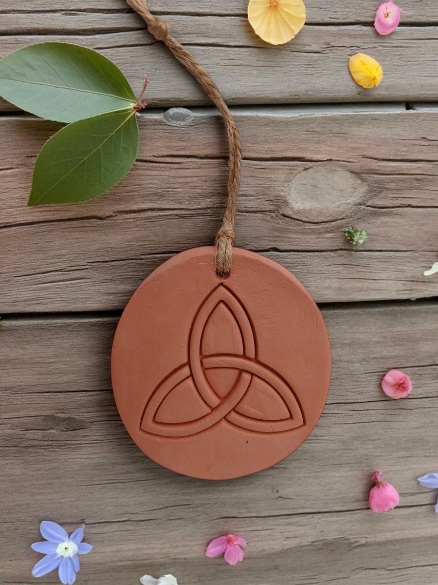 Triquetra Round Terracotta Hanging Aromatherapy Diffuser