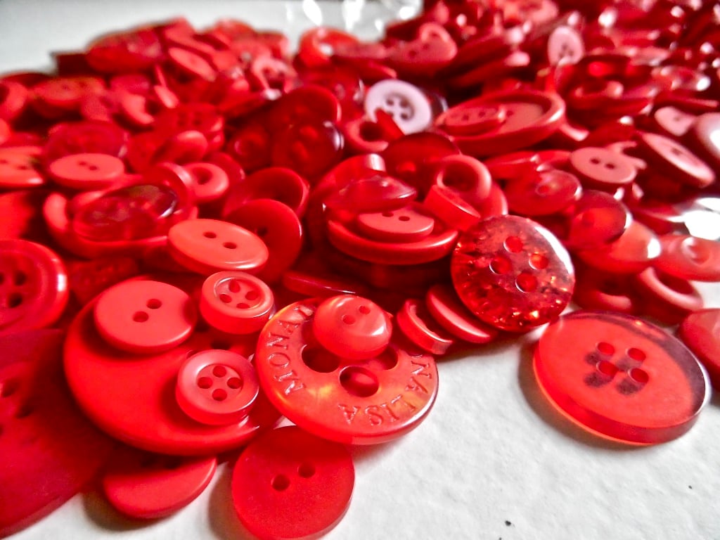 Bumper Bag of 650 Resin Mixed Size Red Buttons
