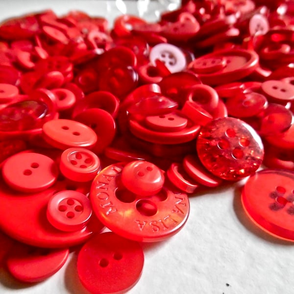 Bumper Bag of 650 Resin Mixed Size Red Buttons