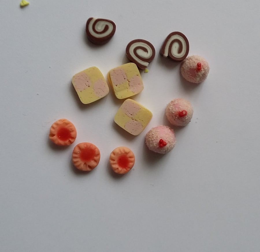 12th scale SELECTION OF LOOSE CAKES