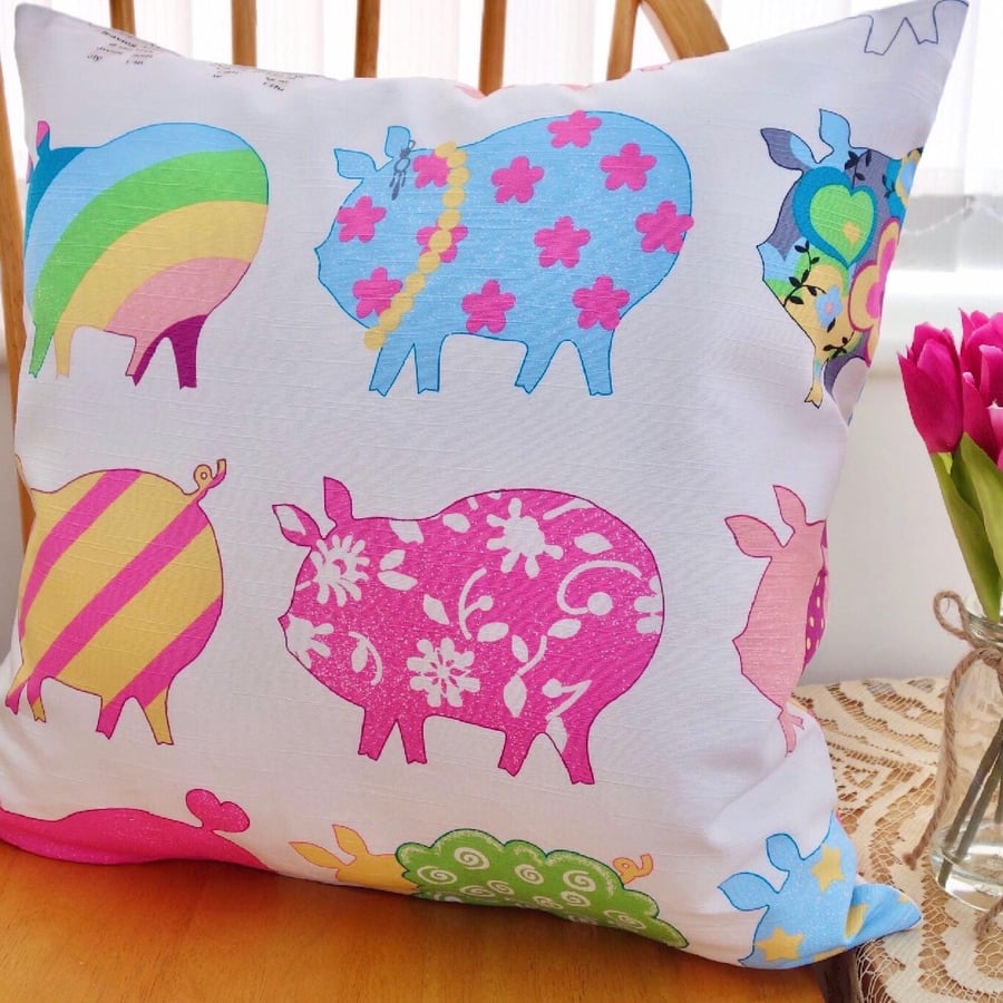 Feature Cushion: Patterned Pigs