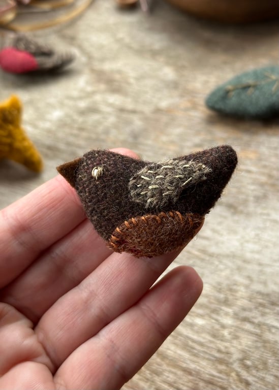 Robin - embroidered wool brooch