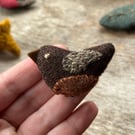 Robin - embroidered wool brooch