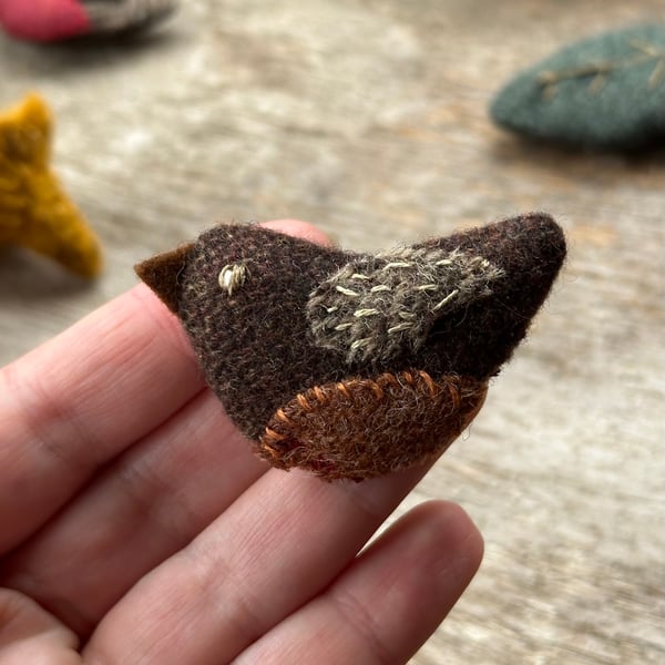 Robin - embroidered wool brooch