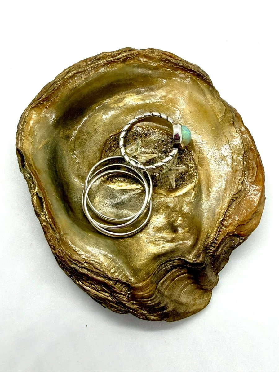 Oyster shell ring holder - seaside gold theme