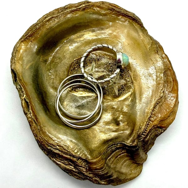 Oyster shell ring holder - seaside gold theme