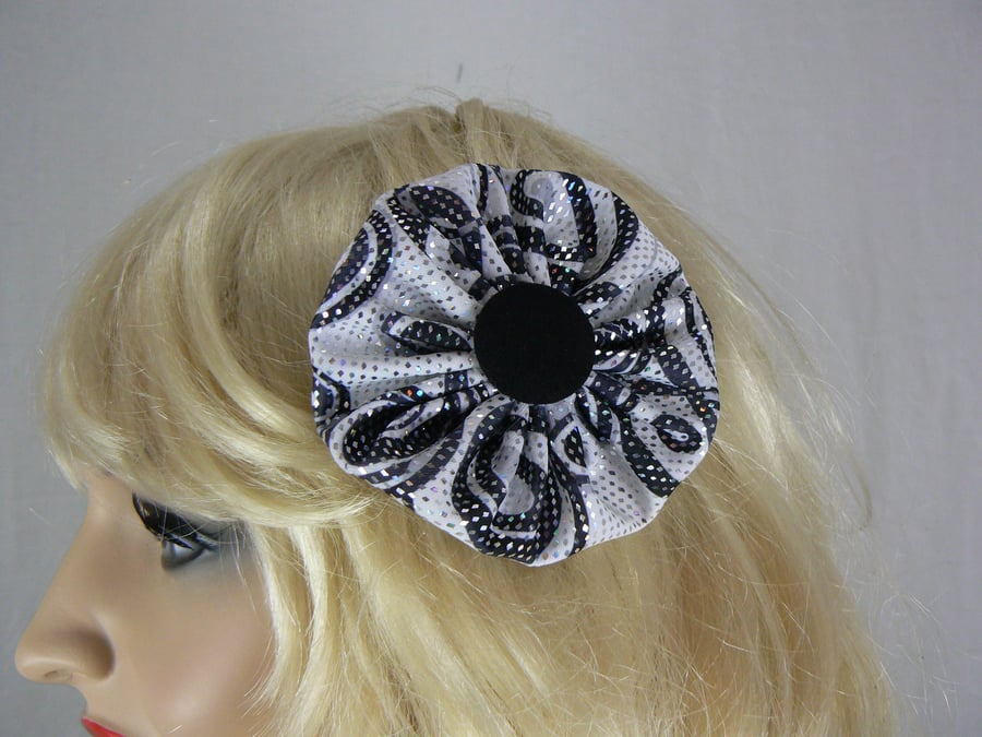Black and white yo yo hair clip