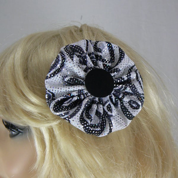 Black and white yo yo hair clip