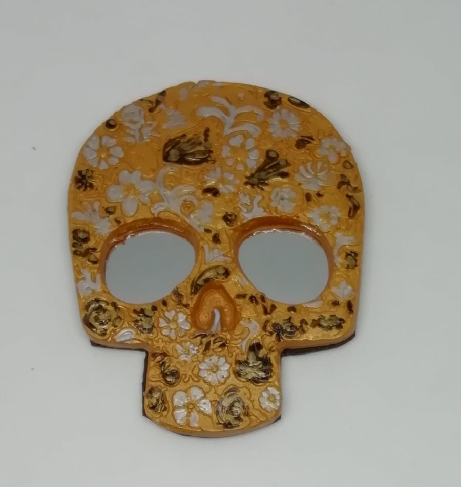Skull magnet with mirrored eyes 