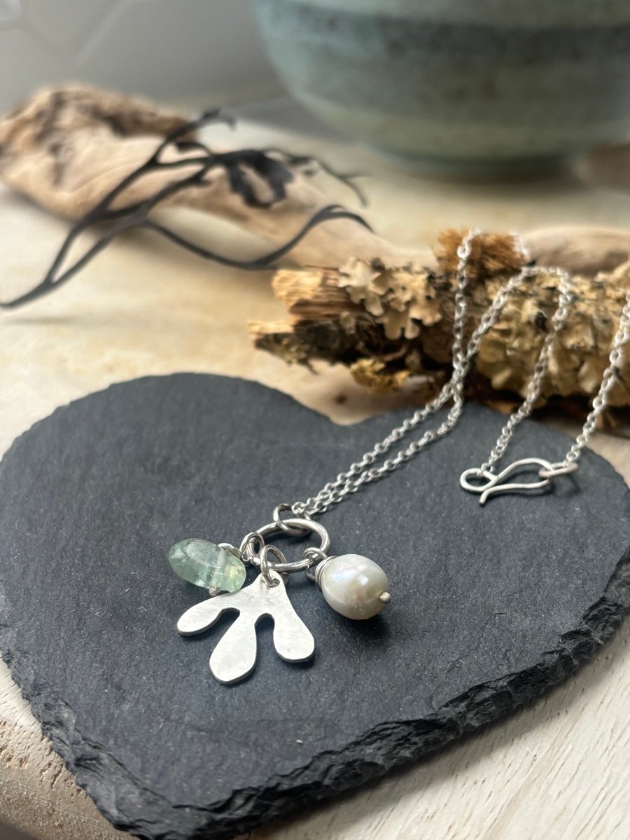 Pretty silver pearl and aventurine necklace