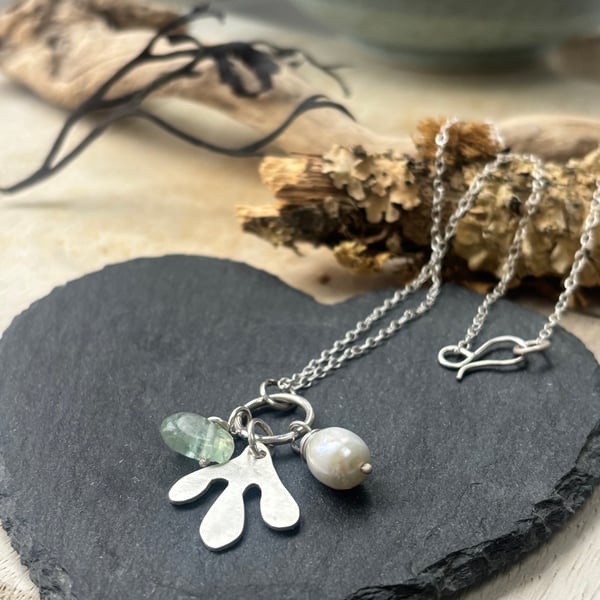 Pretty silver pearl and aventurine necklace