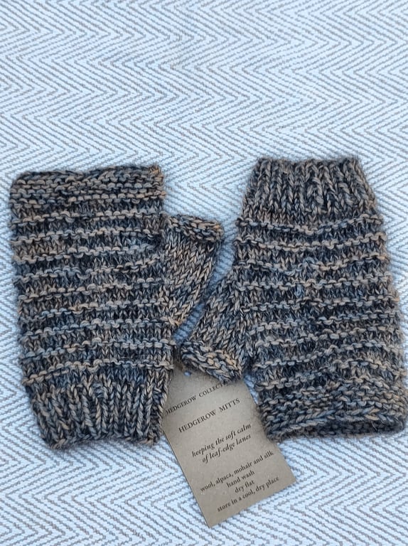 Hedgerow Mitts - keeping the soft calm of leaf-edge lanes