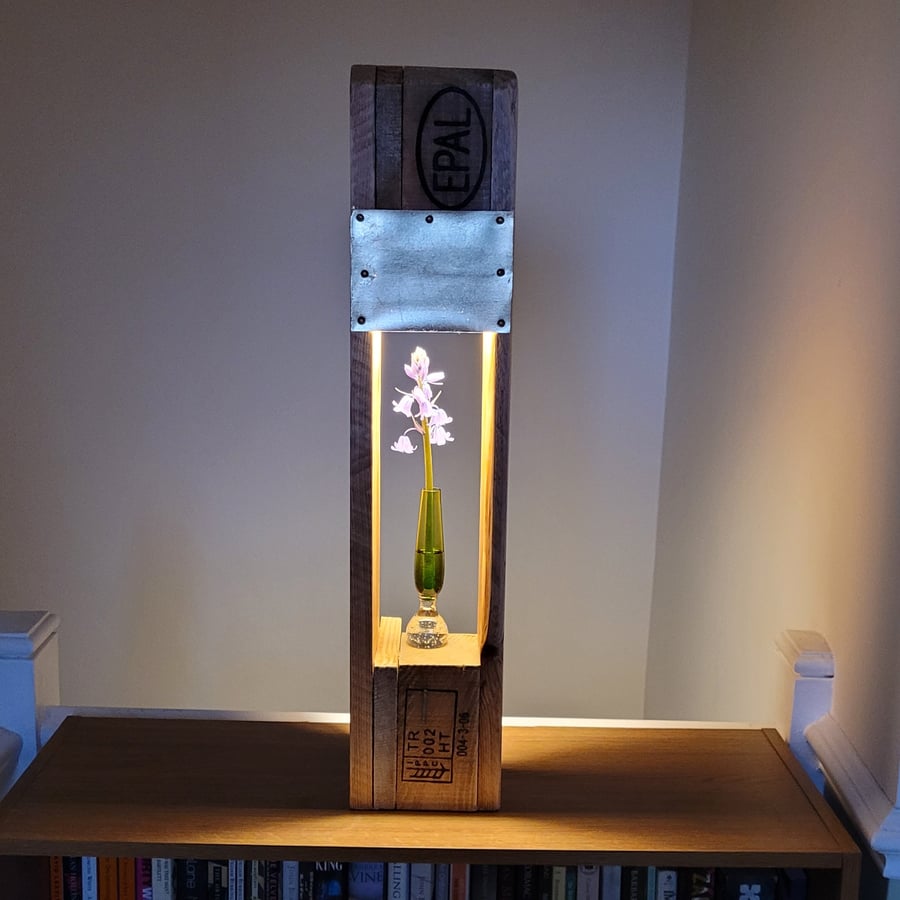 Recycled pallet wood table lamp with rechargeable LED E27 light bulb