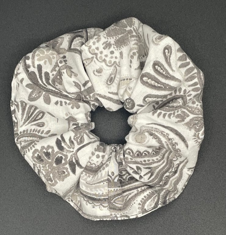 SCRUNCHIE - White with dark grey paisley