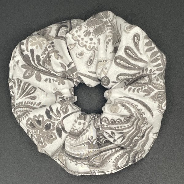 SCRUNCHIE - White with dark grey paisley