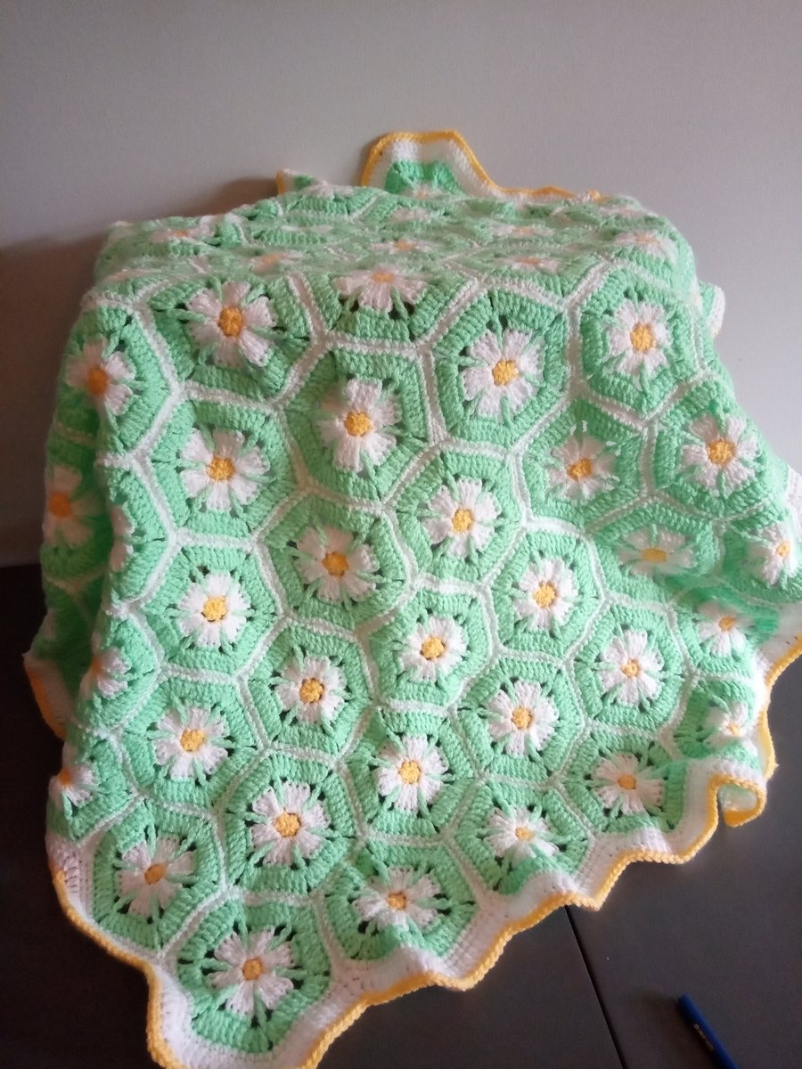 Daisy hexagon blanket