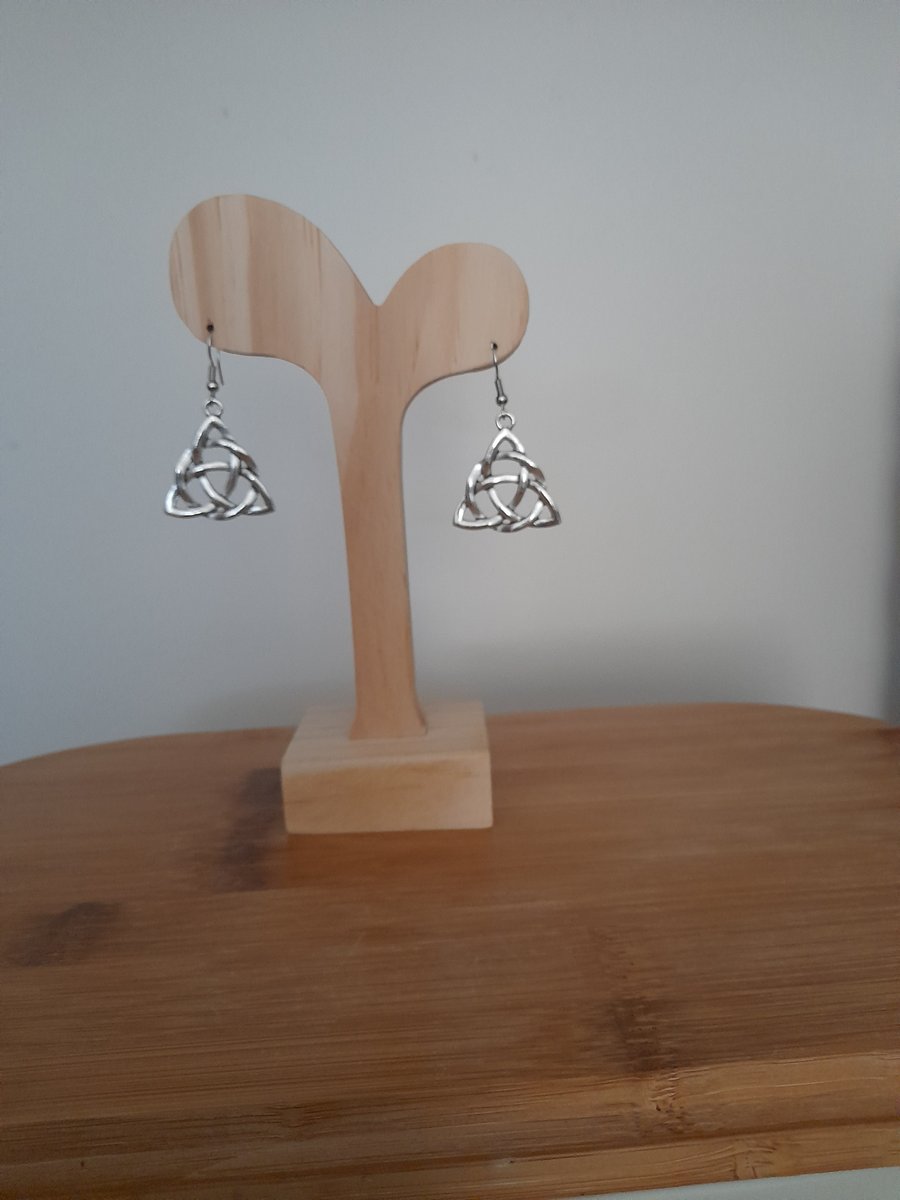 SILVER PLATED TRIANGLE KNOT TWIST DESIGN EARRINGS.