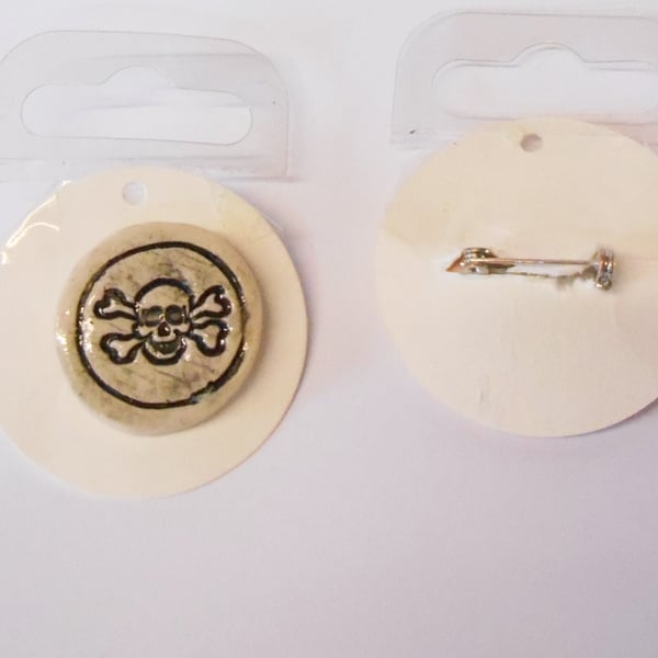Ceramic small Round Skull badge.