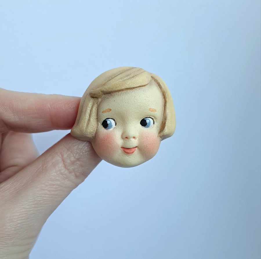Googly Doll Face Brooch - Iris with Pale Blonde Hair