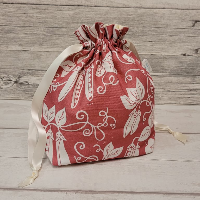Drawstring bag in raspberry pea fabric