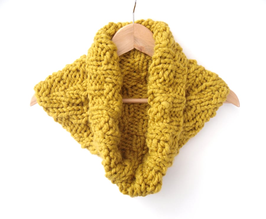 Knitting pattern for chunky chevron cowl