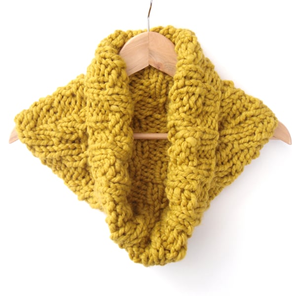 Knitting pattern for chunky chevron cowl