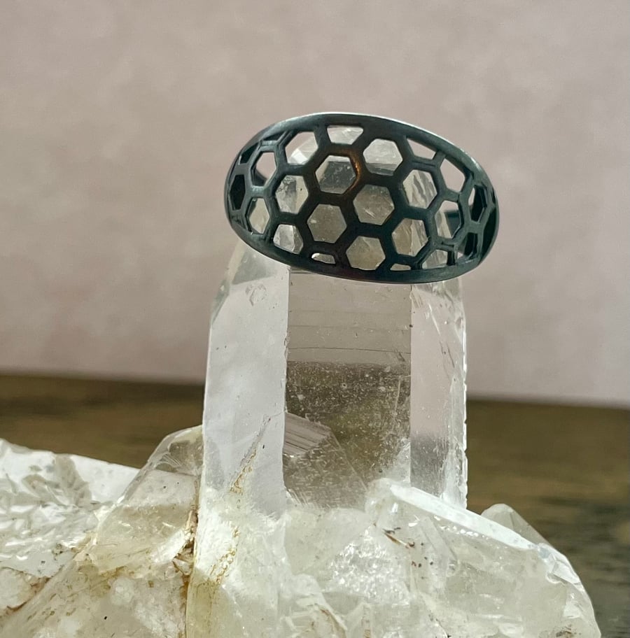 Oxidised honeycomb ring