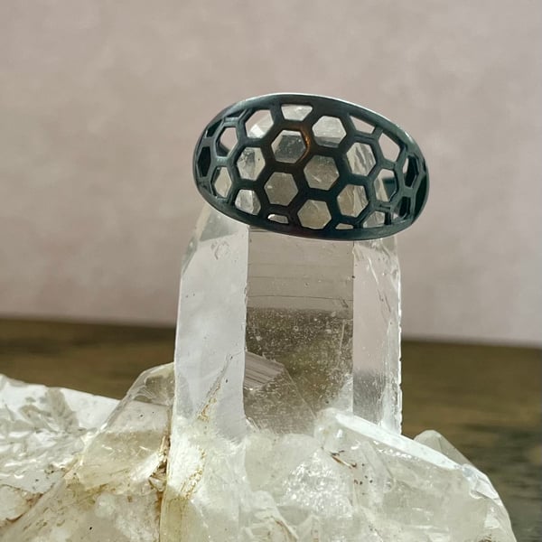 Oxidised honeycomb ring