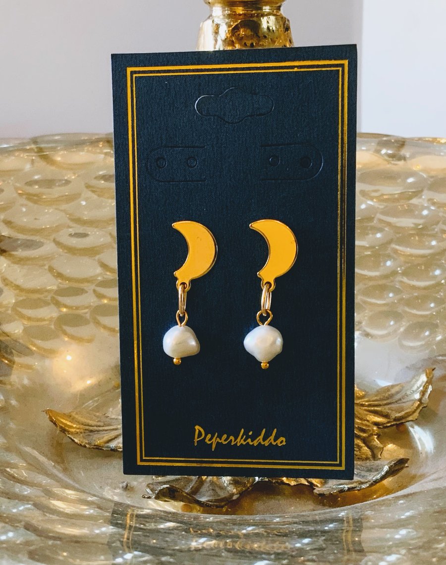  Crescent Moon & Pearl Stud Earrings.