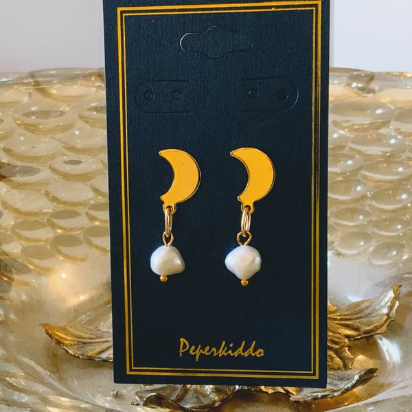  Crescent Moon & Pearl Stud Earrings.