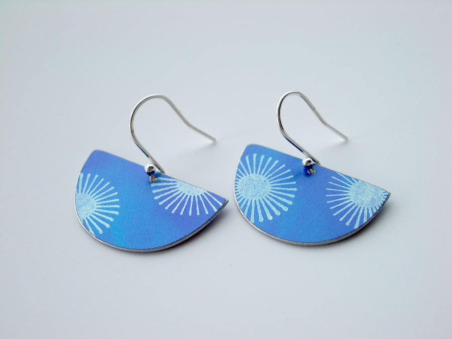 Fan earrings with sunburst in blue and silver