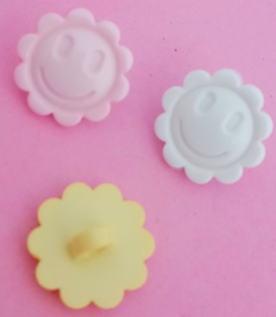 10 Flower buttons size 24
