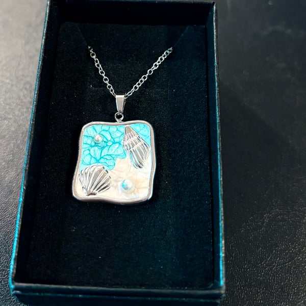 Beach-themed necklace