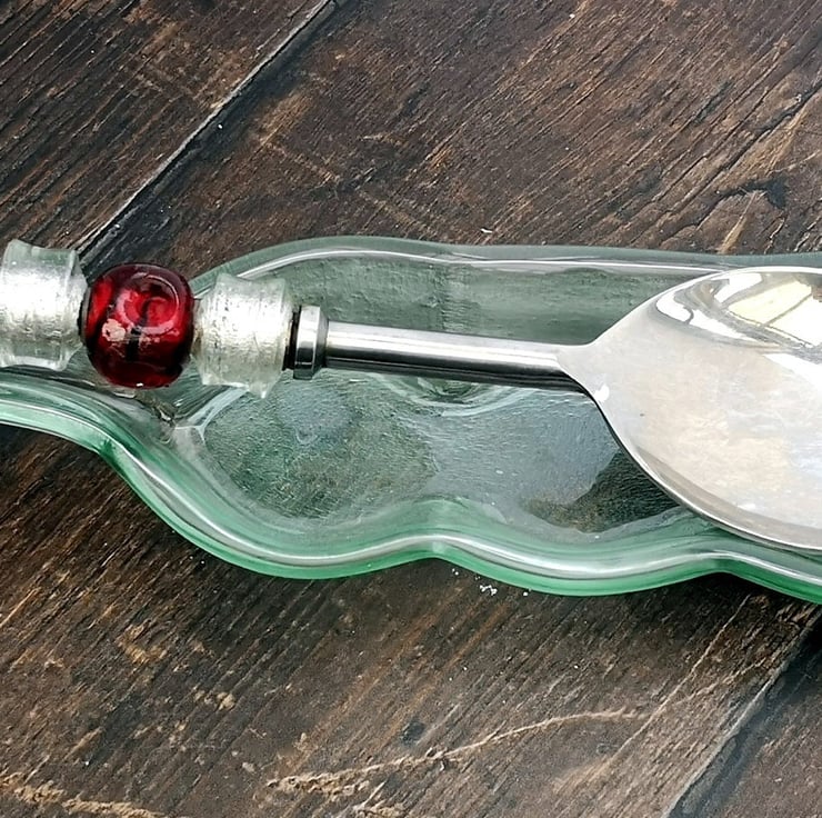 https://imagedelivery.net/0ObHXyjKhN5YJrtuYFSvjQ/i-b4e06dde-d66e-4076-b205-e4cea26adfa0-Handmade-Fused-Glass-Wavy-Recycled-Wine-Bottle-Dish-Slumped-Bottle-Spoon-Rest-Glass-By-Genea/featureditemlargei