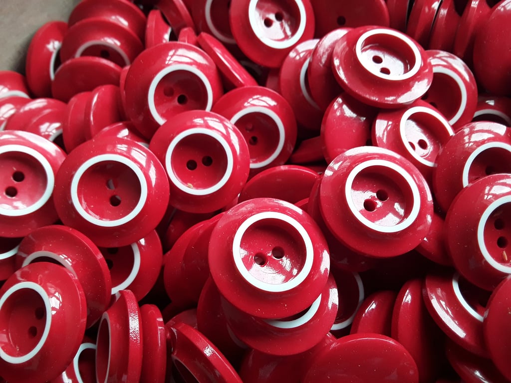 1" 25mm RED & WHITE Buttons Vintage Item x 2 Buttons