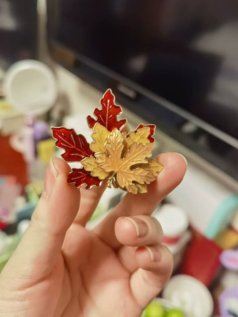 woman vintage maple leaves brooch, retro Canada leaves brooch, woman badge