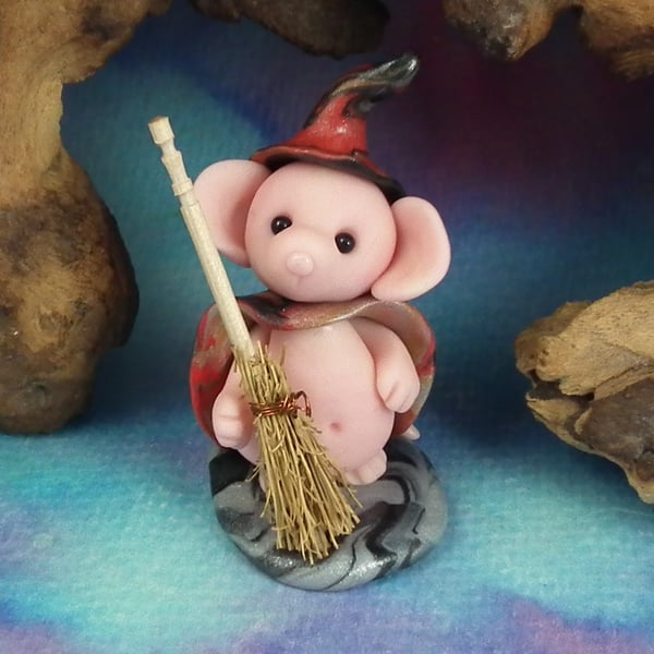 Downland Mouse 'Hesper' with witchy robes and broomstick OOAK Sculpt