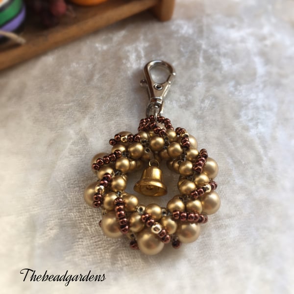 Beaded Christmas wreath keyring 