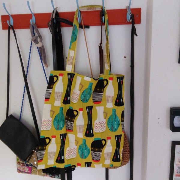 Tote bag handmade in a retro design fabric.