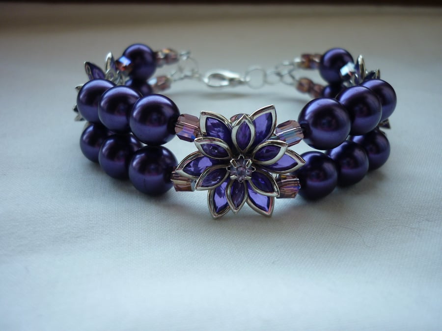 AMETHYST AND SILVER FACETED BEAD BRACELET. 700