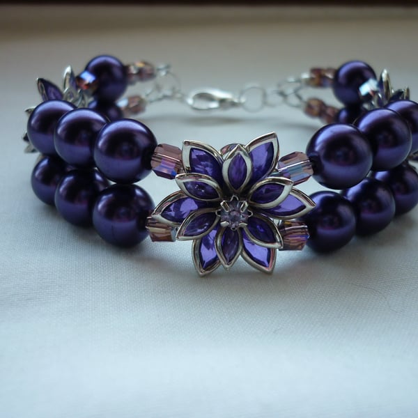 AMETHYST AND SILVER FACETED BEAD BRACELET. 700