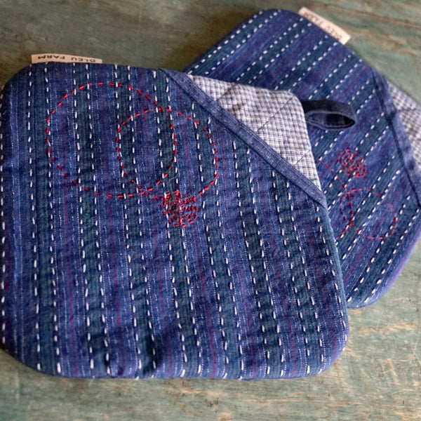 Pair of Handmade fabric Pot Holders with Oven Mitt Pockets